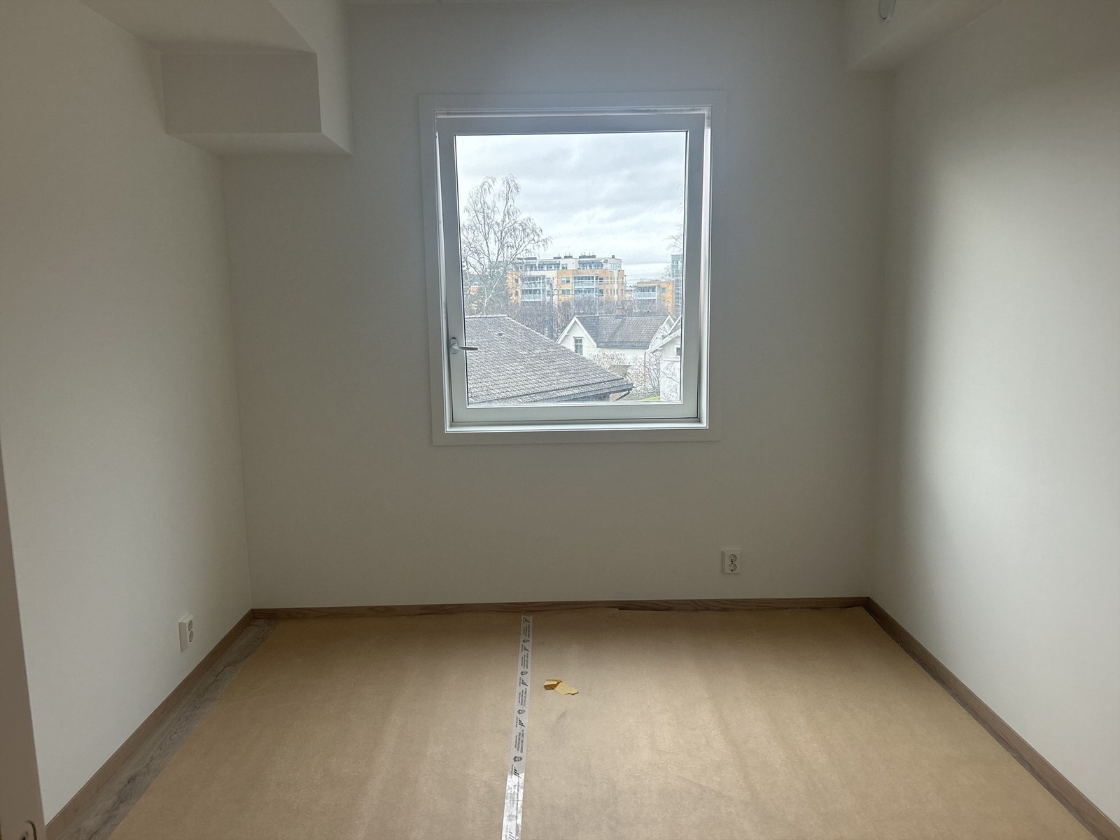 Boligens hovedsoverom med plass til seng og oppbevaringsmøbler. Galleribilde