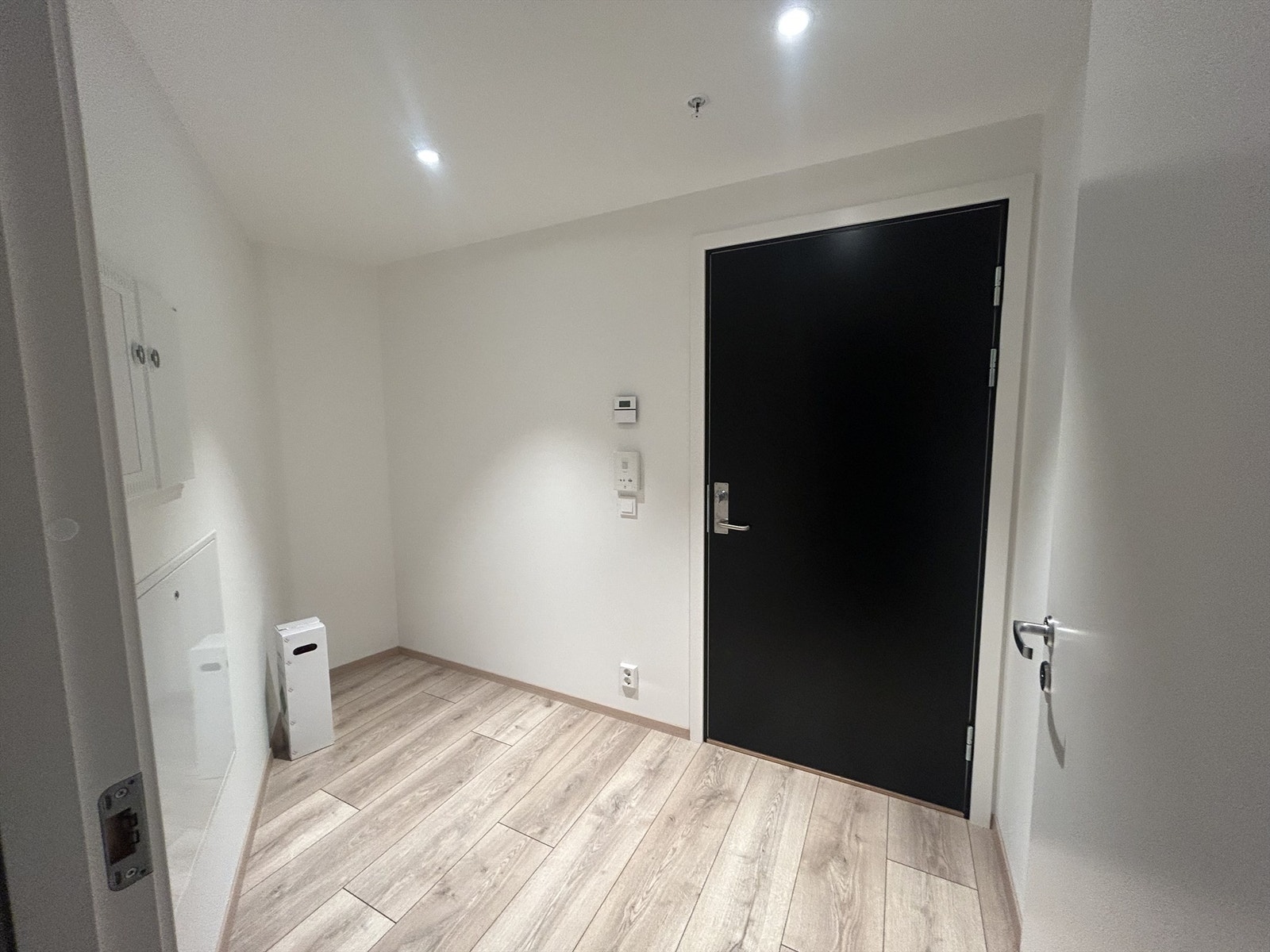 Lys og praktisk gang med god plass til å henge fra seg yttertøy. Galleribilde