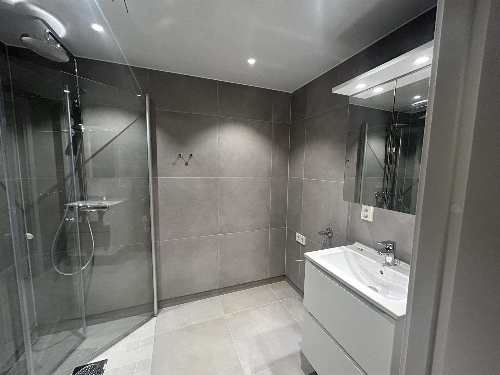 Pent flislagt bad med dusj, toalett og servant. Det er opplegg for vaskemaskin. Galleribilde