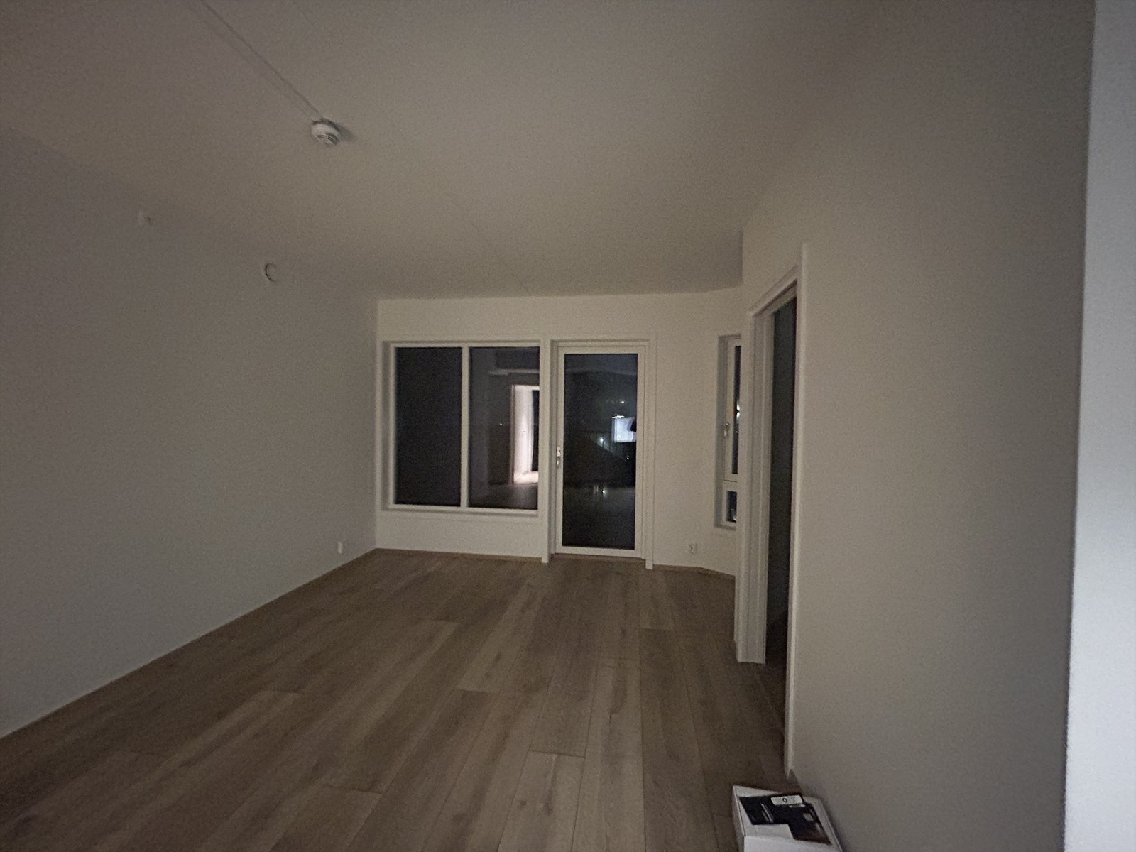 Lys stue med store vindusflater som gir godt med naturlig lys. Galleribilde