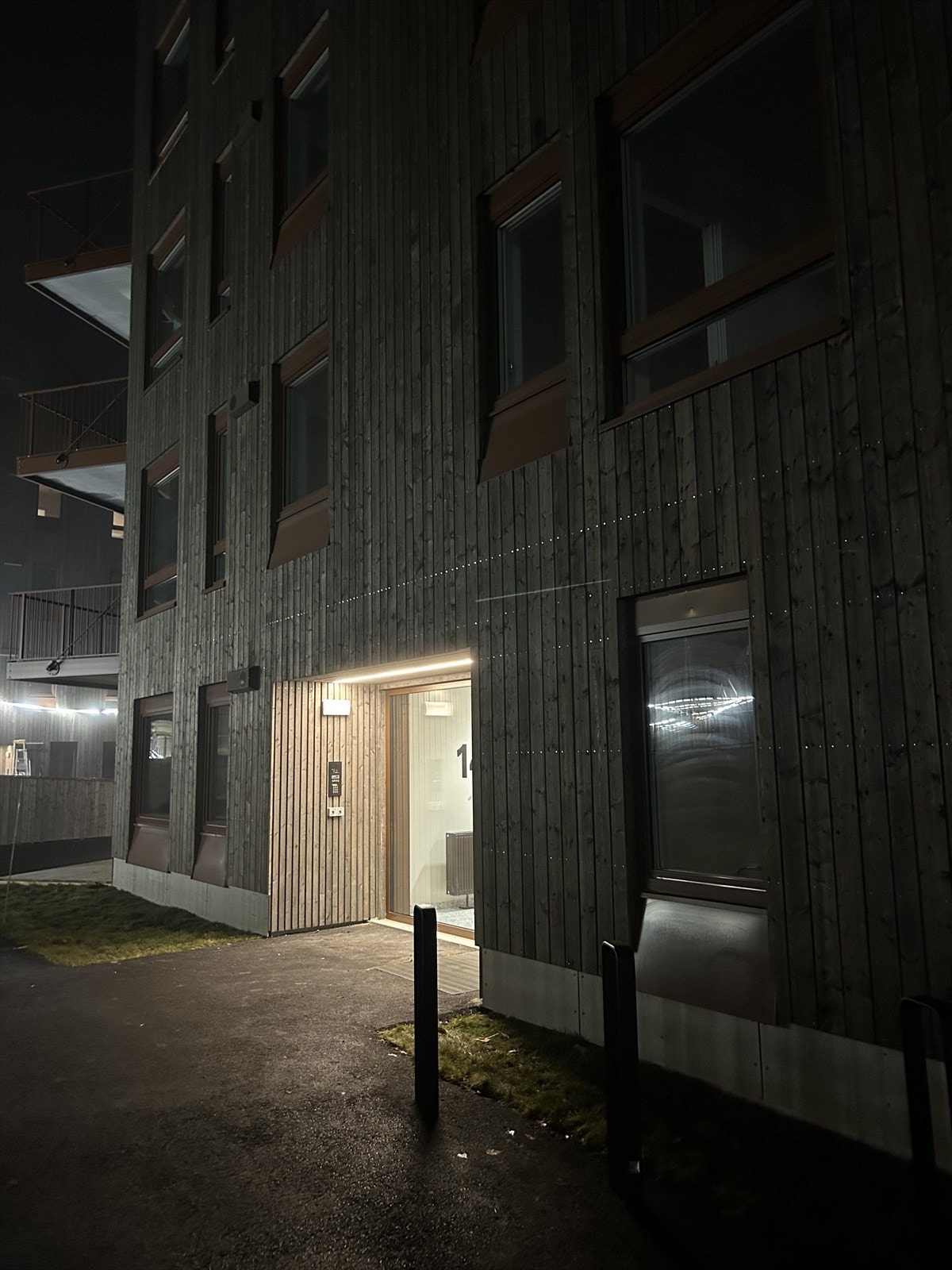 Boligen er beliggende i et sentralt boligområdet på Sørumsand. Galleribilde