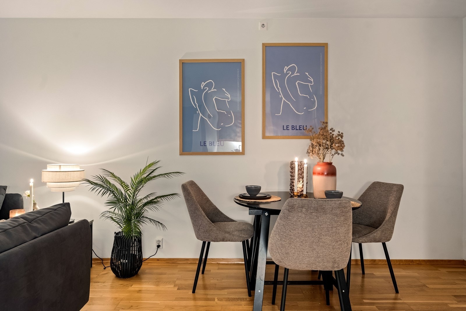 Det er plass til flere sittegrupper, og nærmest kjøkkenet passer det fint å møblere med spisebord. Galleribilde