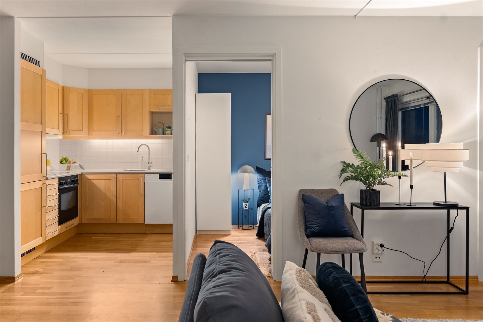 Kjøkkenet ligger tilbaketrukket, oppført i en funksjonell L-form med fin skapplass og god arbeidsflyt. Galleribilde