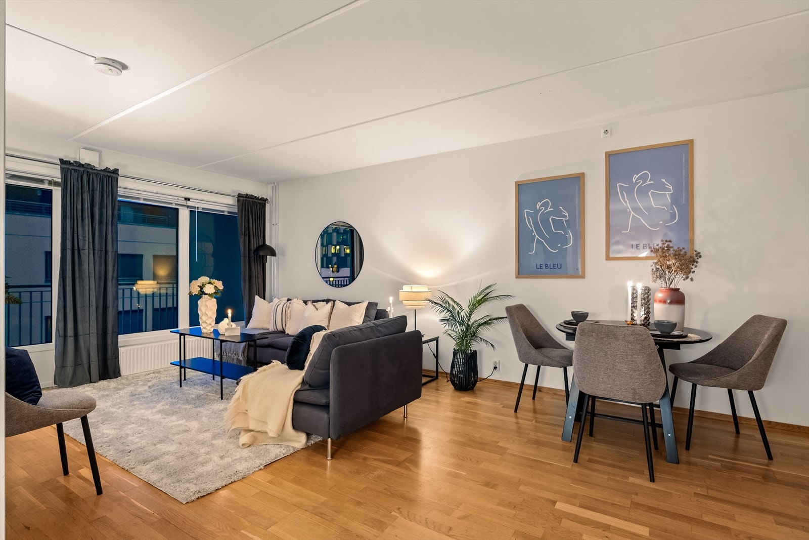 Stuegulvet har gyllen parkett, mens hvitmalte veggflater gir et godt utgangspunkt for innredningen. Galleribilde