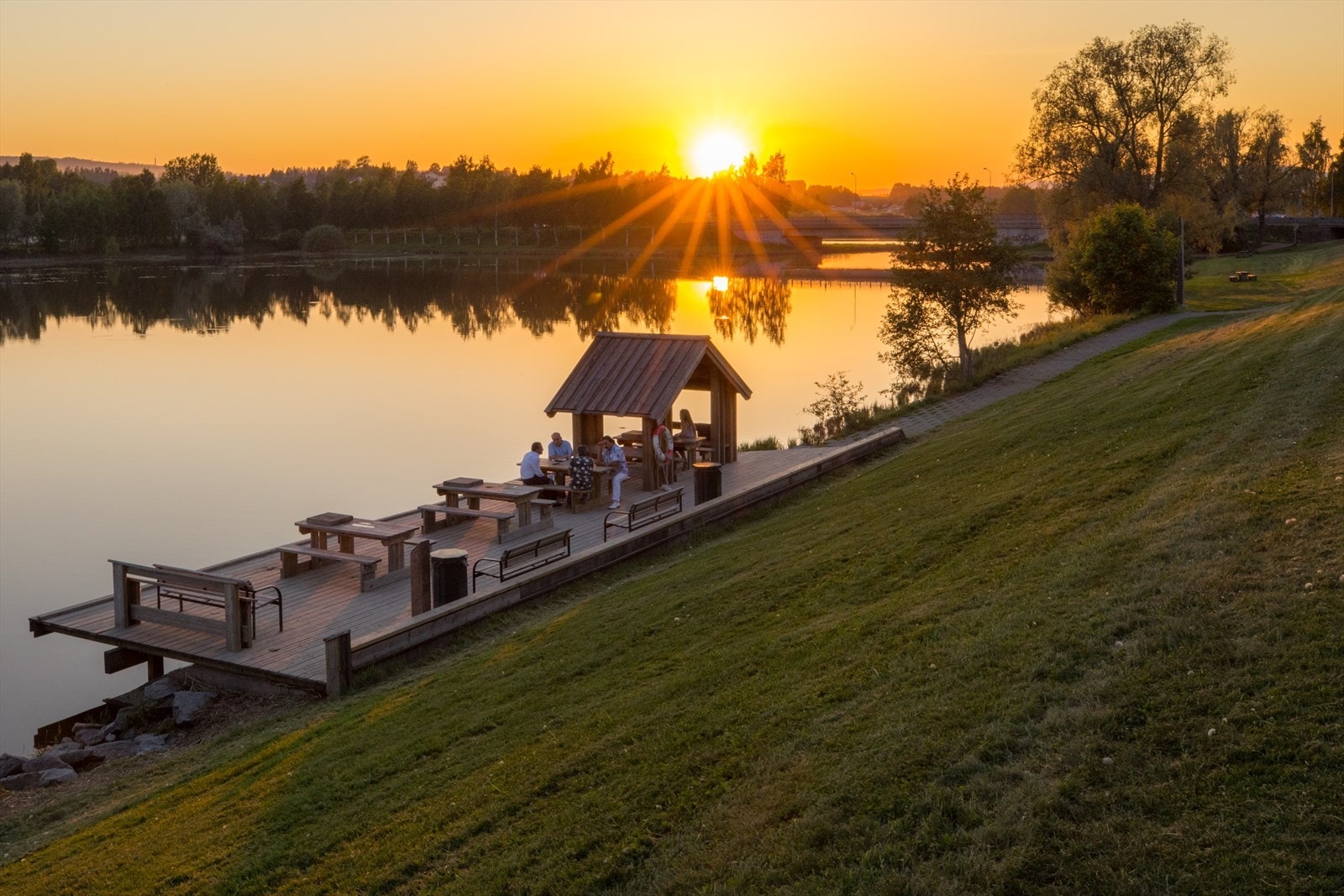 Lillestrøm kan by på et godt utvalg tur- og rekrasjonsområder. Her bilde av tursti langs Nitelva. Galleribilde