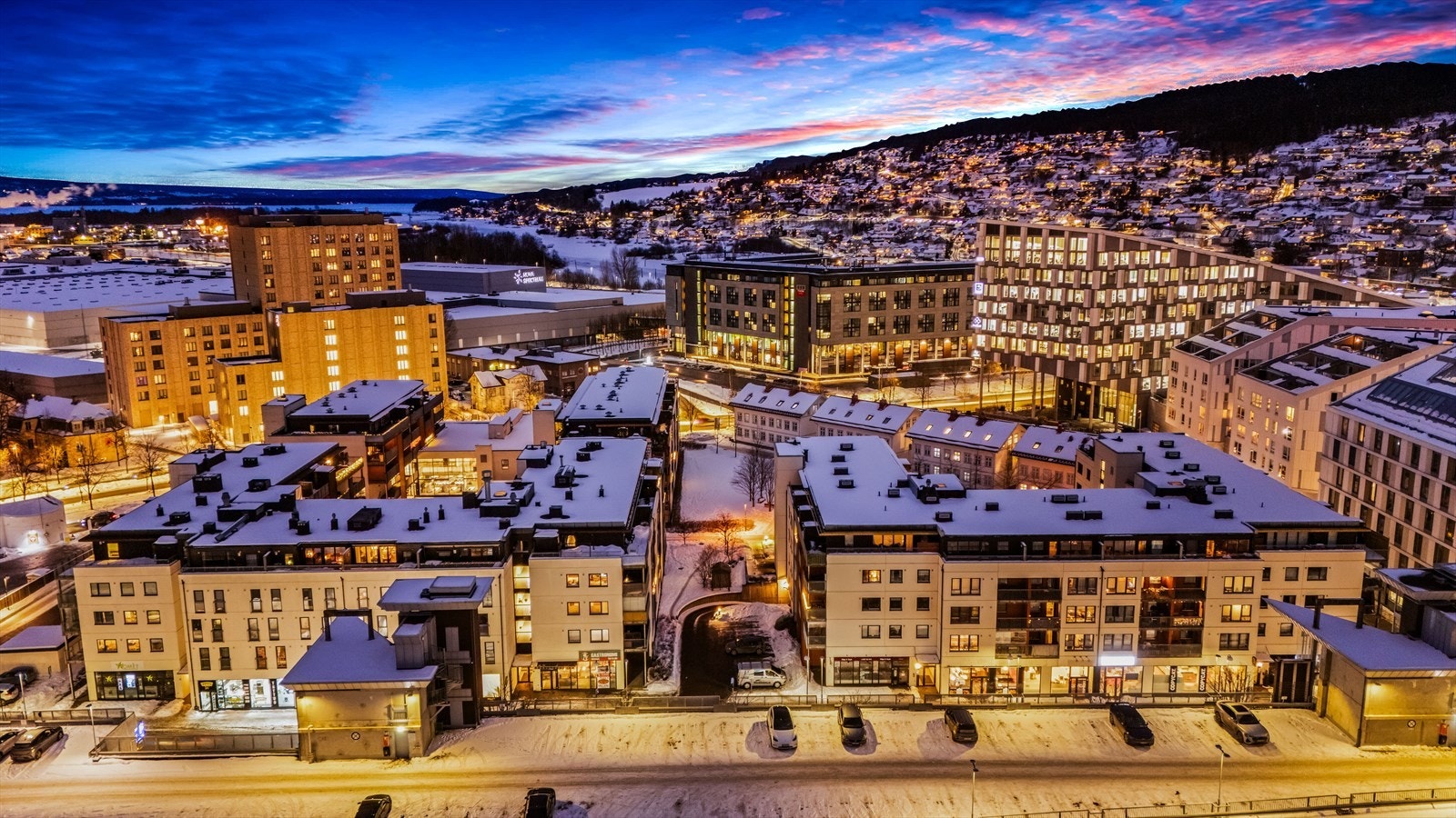 Her bor man i kort gangavstand til toget, flere treningssentre, et rikt utvalg butikker og en rekke spisesteder i sentrum. Galleribilde