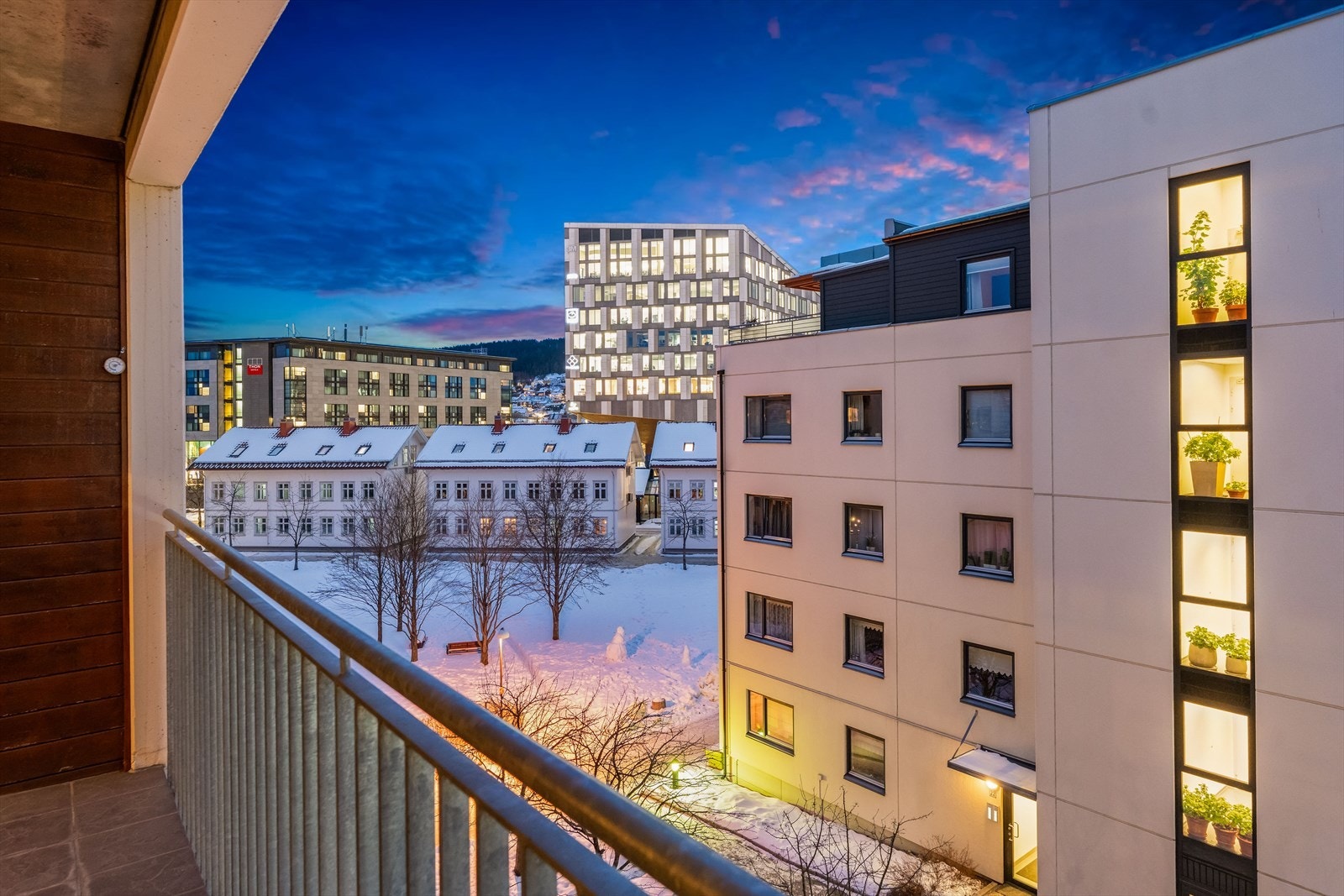 Belysning er montert, og uteplassen har flislagt dekke og en praktisk bod på enden. Galleribilde