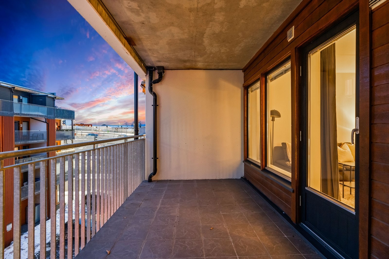 Leiligheten ligger i 4. etasje, hvor stuen har utgang til en skjermet og overbygd balkong på rundt 11 kvm. Galleribilde