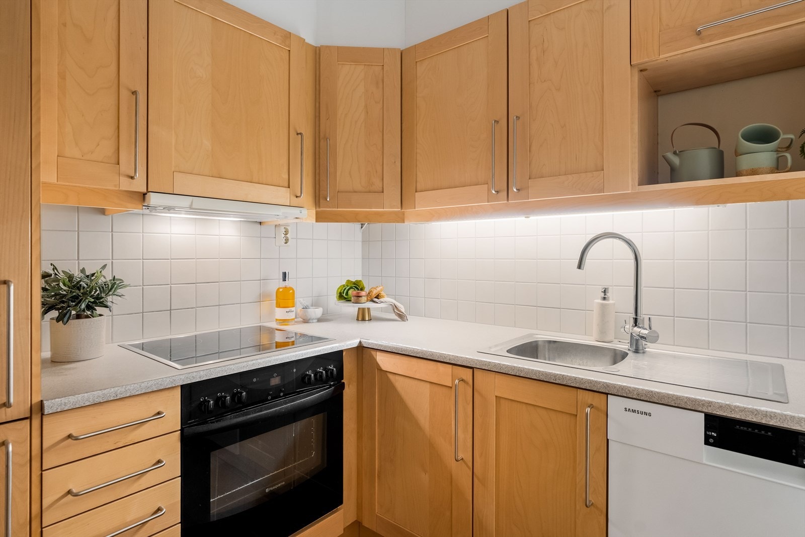 Kjøkkenet har oppvaskmaskin, og integrert i innredningen finner man platetopp, stekeovn og kombinert kjøl/frys. Galleribilde