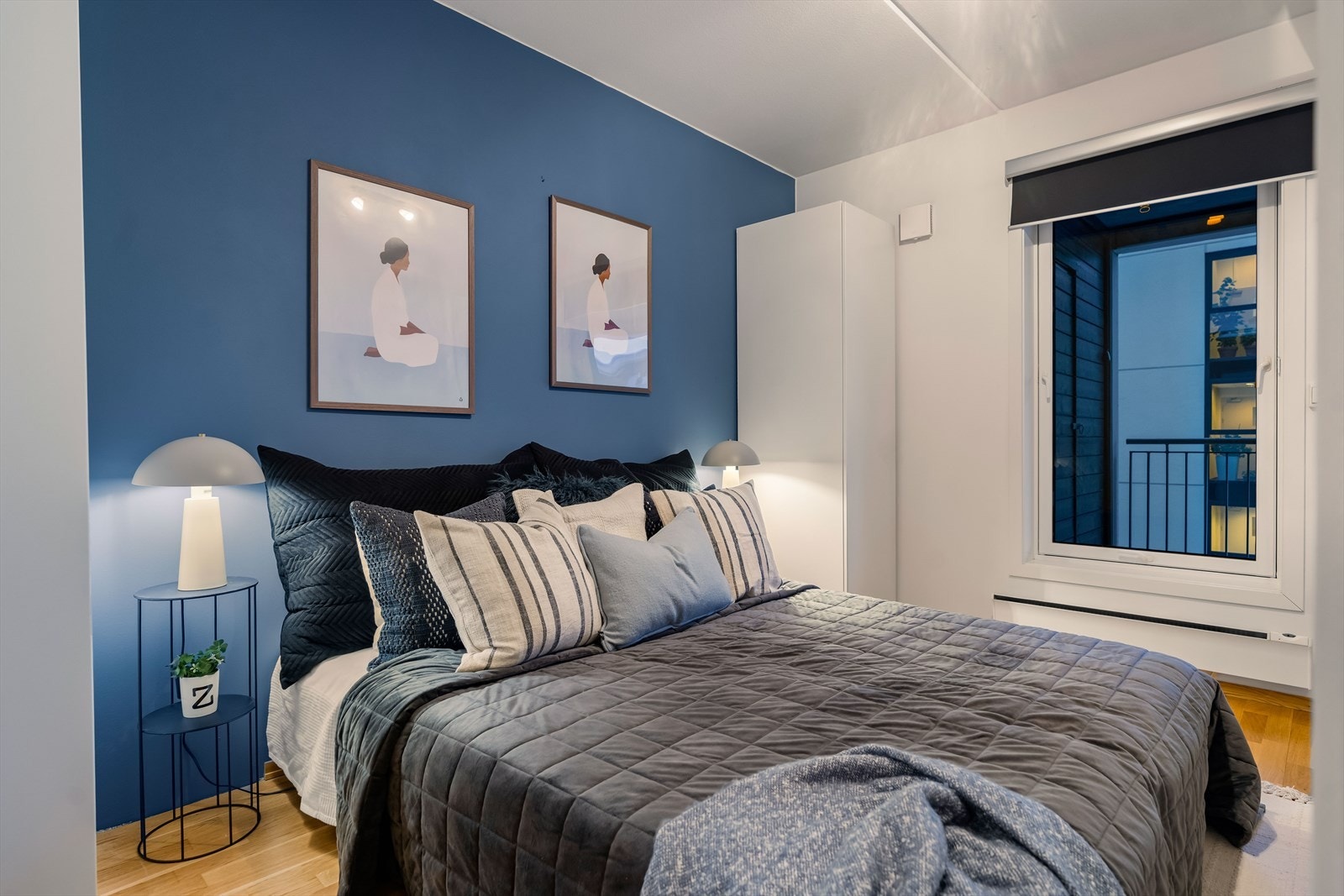 Fra stuen er det to dører inn til soverommet, et hyggelig tilholdssted med plass til dobbeltseng og tilhørende nattbord. Galleribilde