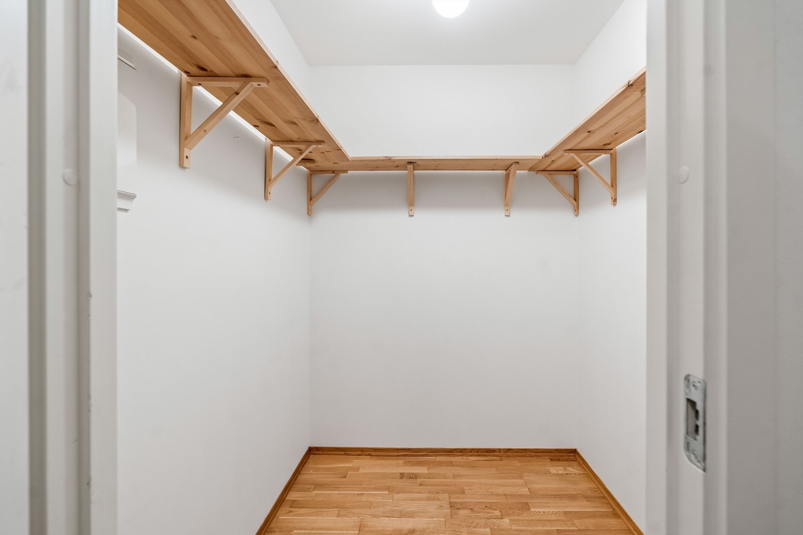 Godt med ekstra lagringsplass finnes i balkongboden, i en disponibel kjellerbod og i boden tilknyttet entreen. Galleribilde