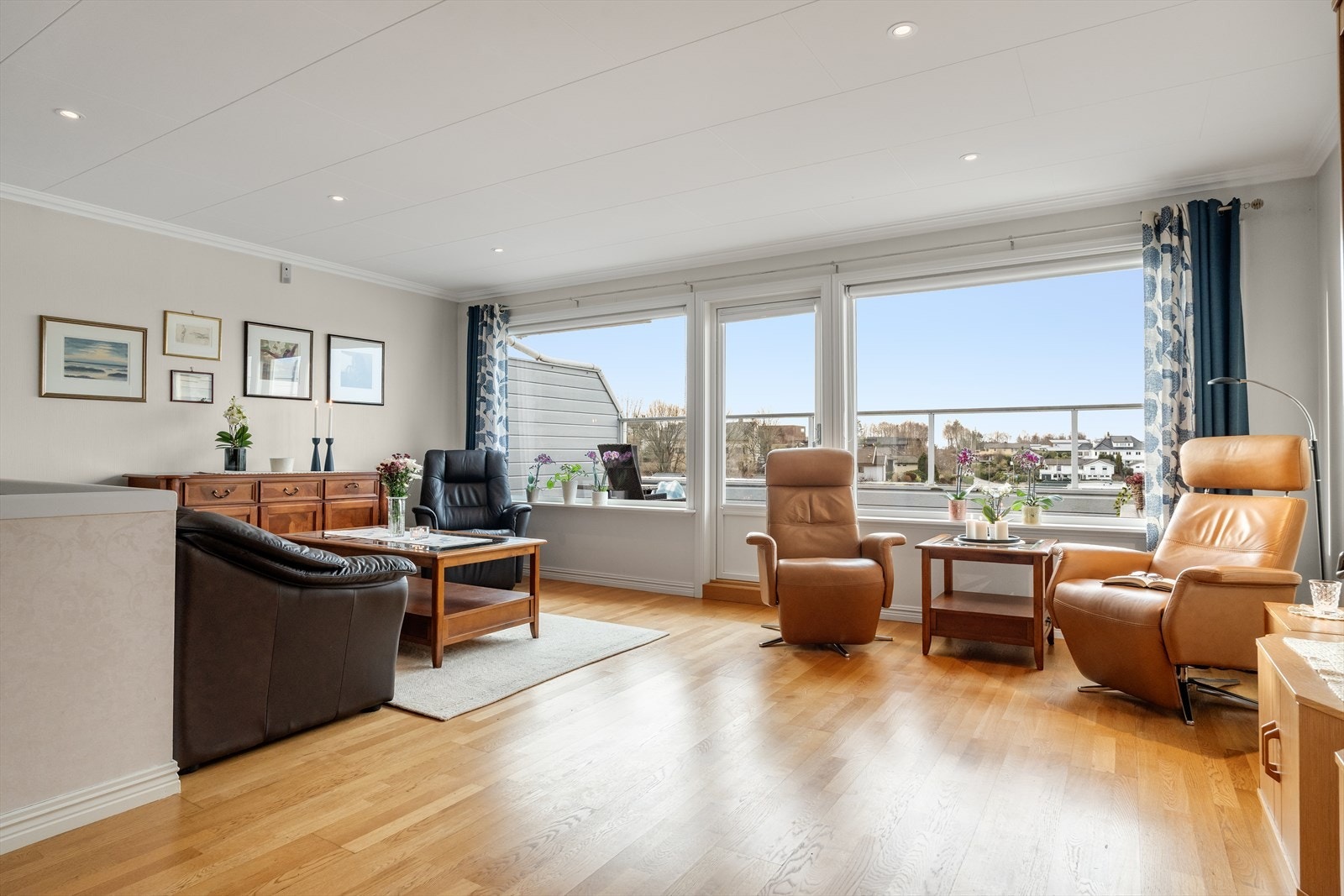 Fin stue med store vindusflater som ivaretar gode lysforhold Galleribilde