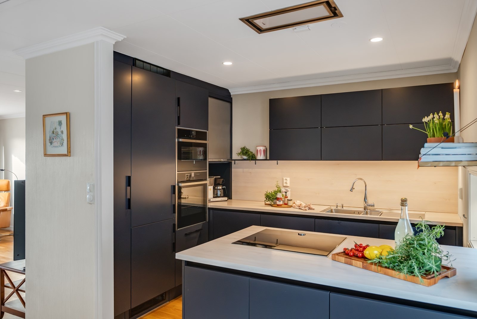 Nyere flott kjøkken fra HTH med kjøkkenøy mot spiseplassen Galleribilde