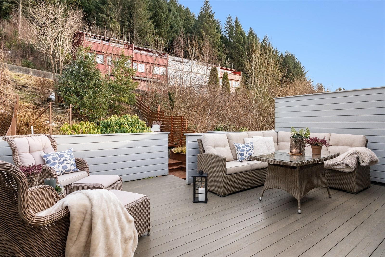 Terrassen er rommelig med god plass til sittegrupper Galleribilde