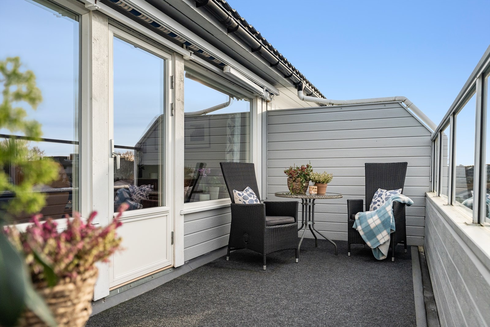 Utenfor stuen er det vestvendt altan med gode solforhold Galleribilde