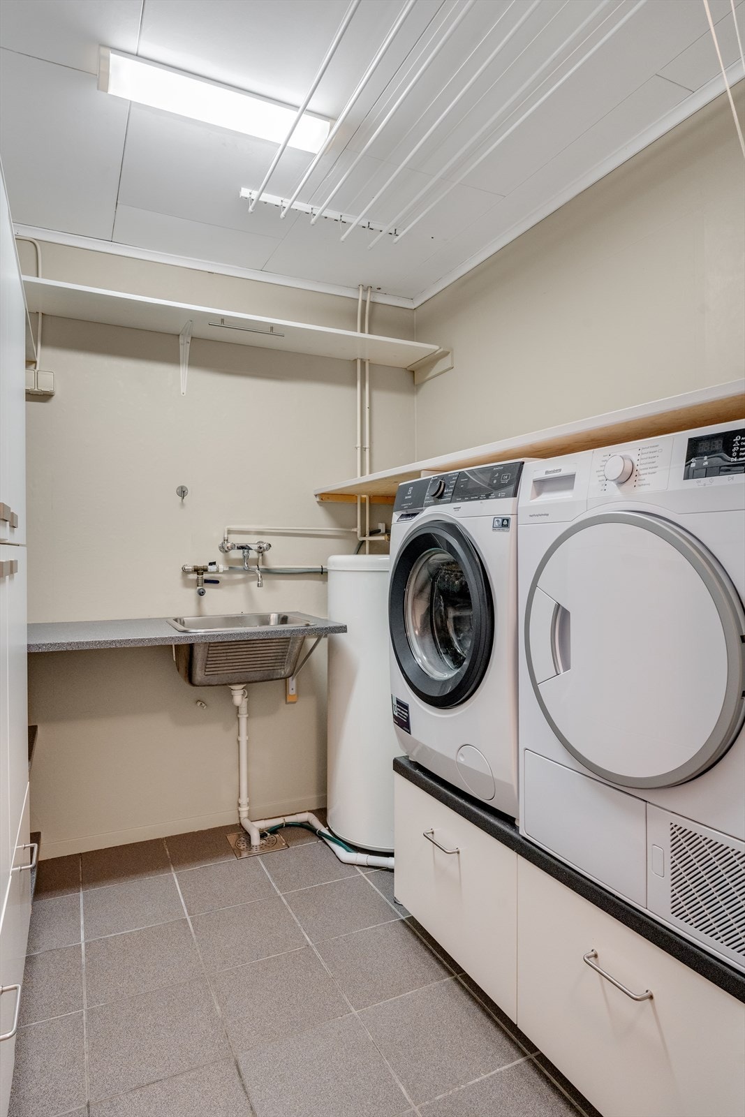 Praktisk vaskerom med god oppbevaringsplass Galleribilde