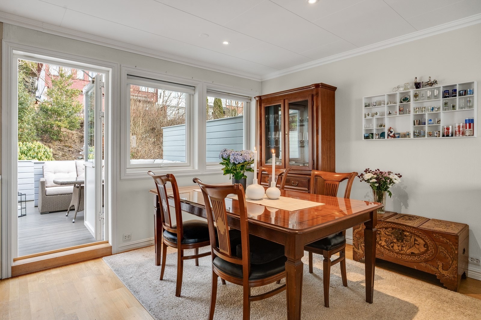 Fra spisestuen er det utgang til lun og usjenert terrasse Galleribilde