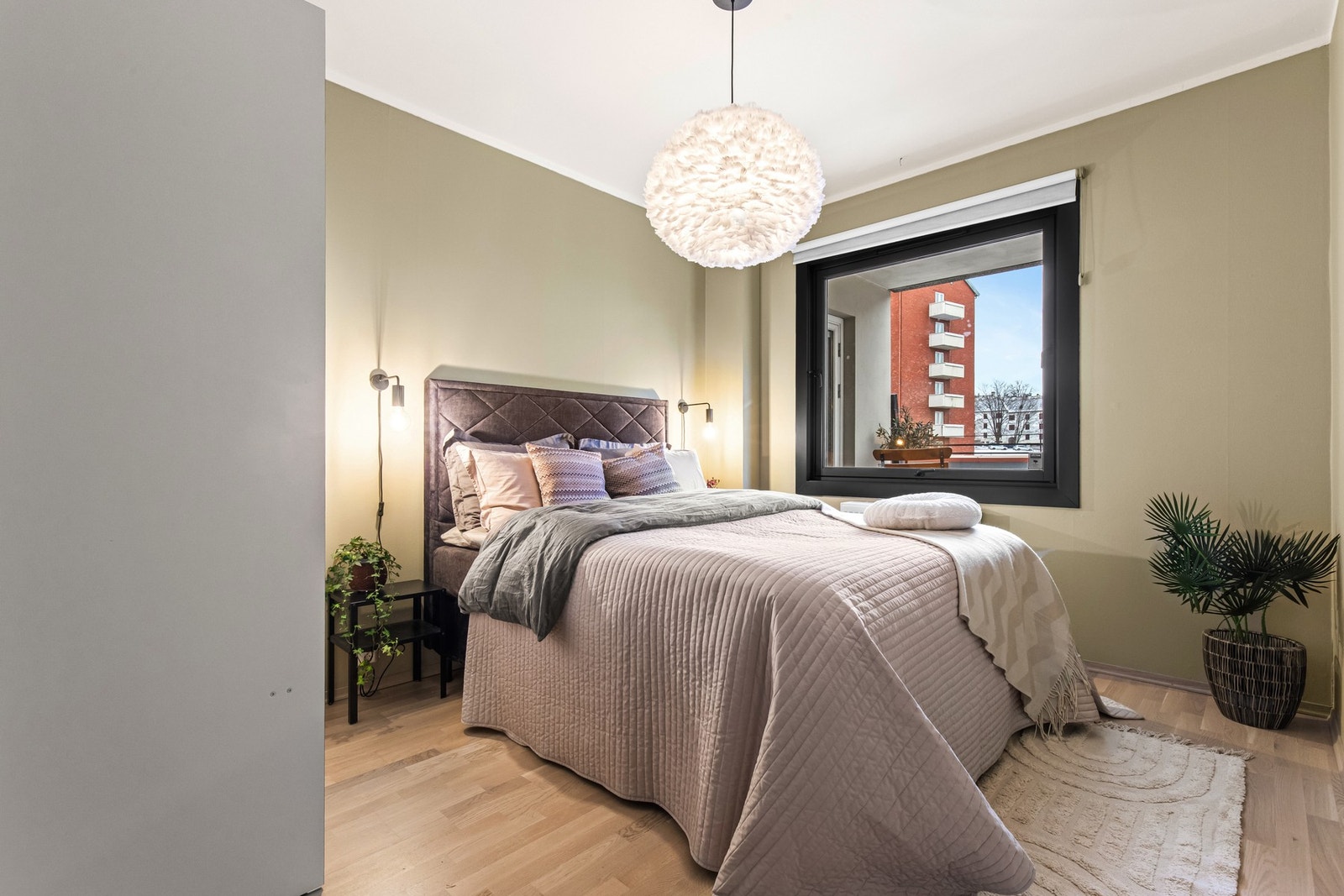 Romslig og lekkert hovedsoverom. Galleribilde