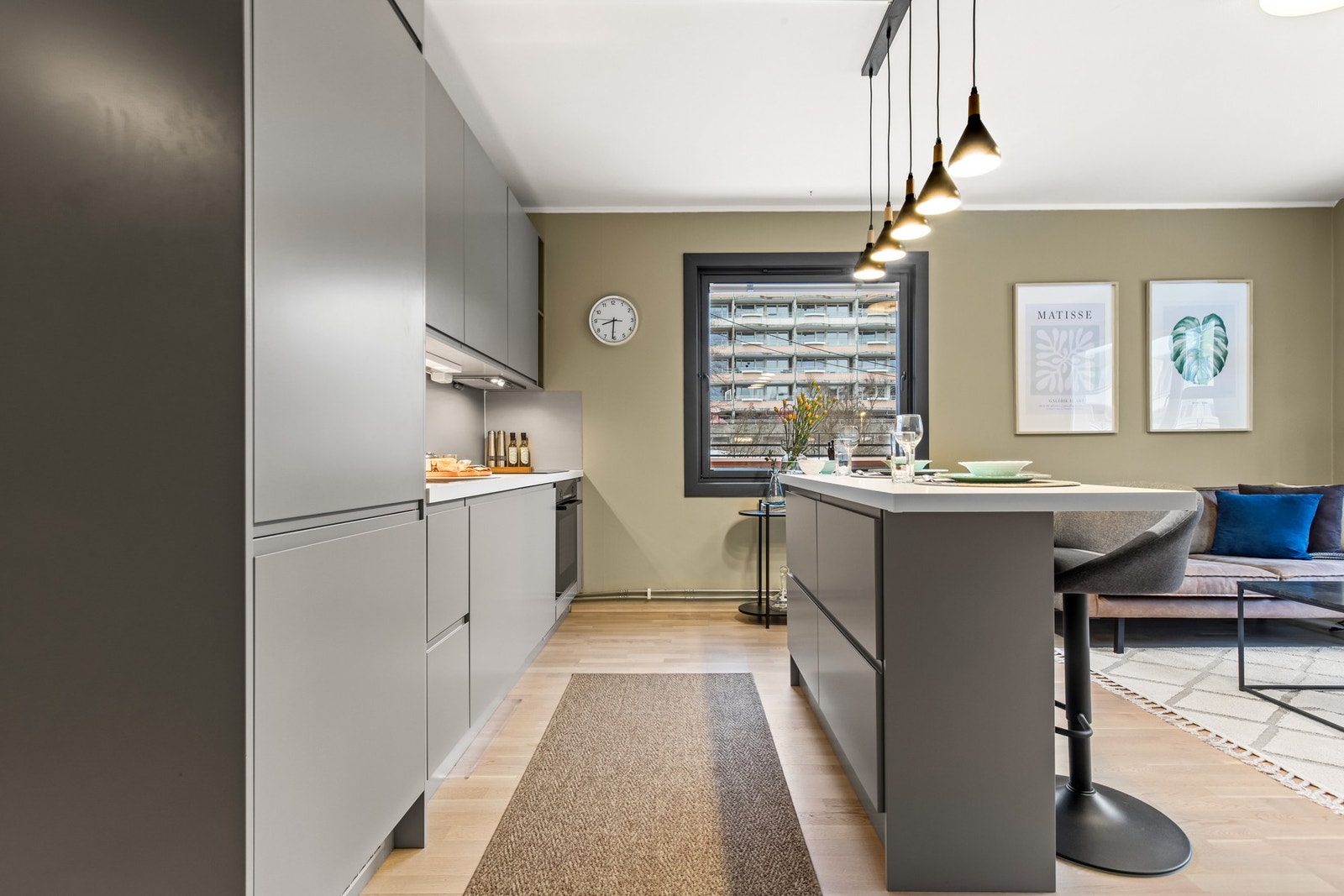 Kjøkkenet har svært godt med både skap- og benkeplass. Galleribilde