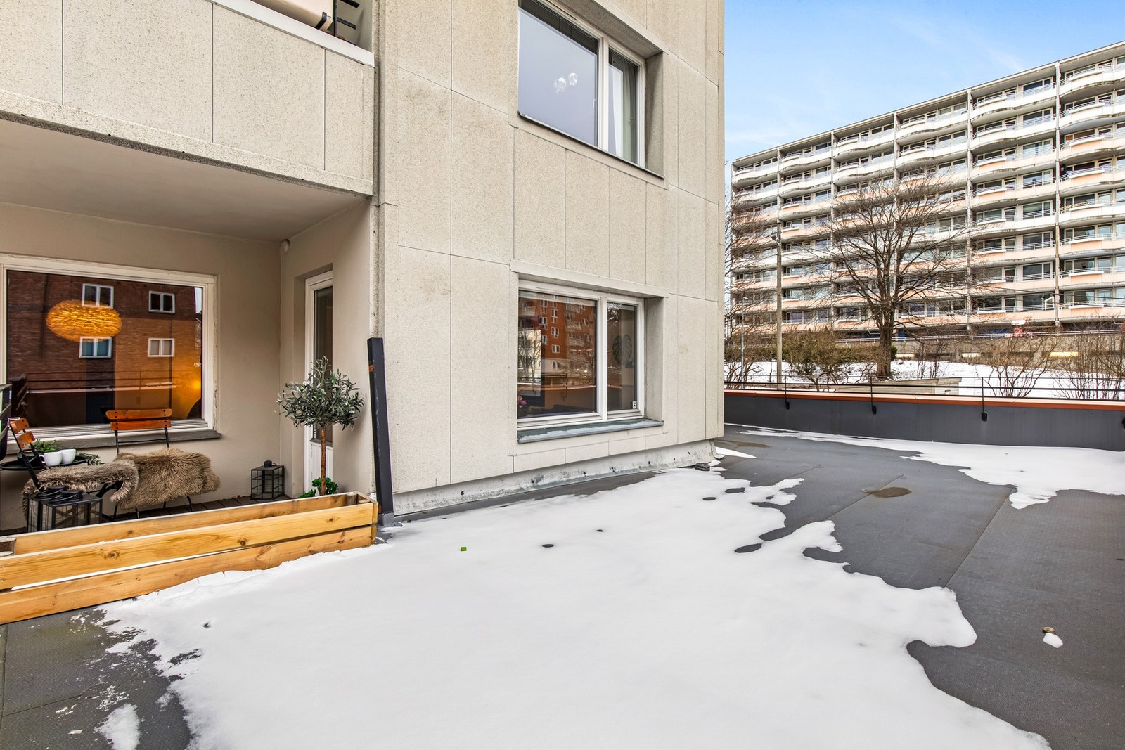 Direkte utgang fra balkong til sameiets felles uteareal. Galleribilde