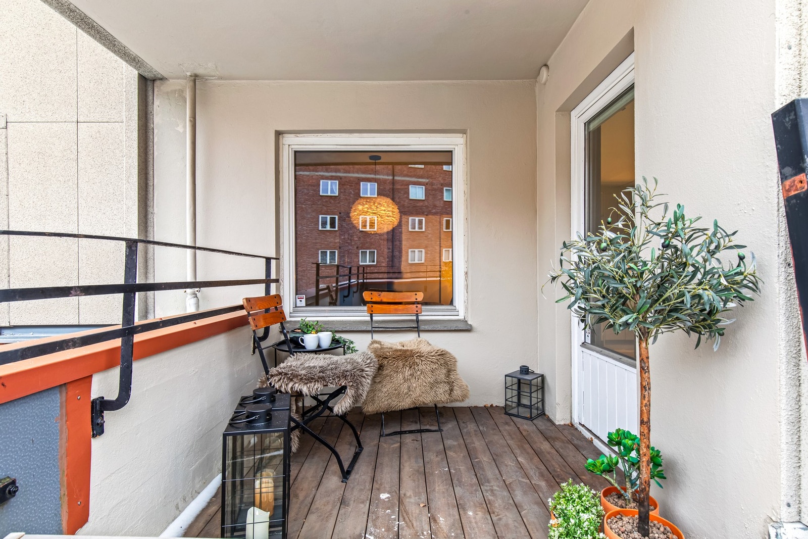 Sydøstvendt balkong på ca. 4 kvm og har god plass til sittegrupper, grill og diverse beplantning. Galleribilde