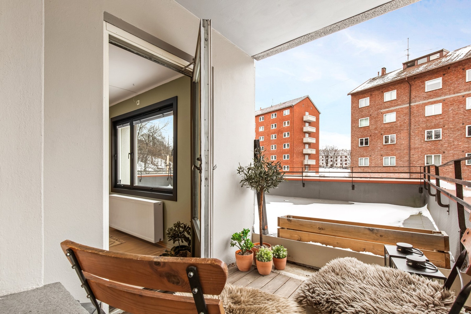 Fra stuen er det utgang til en overbygget balkong på ca. 4 kvm. Galleribilde