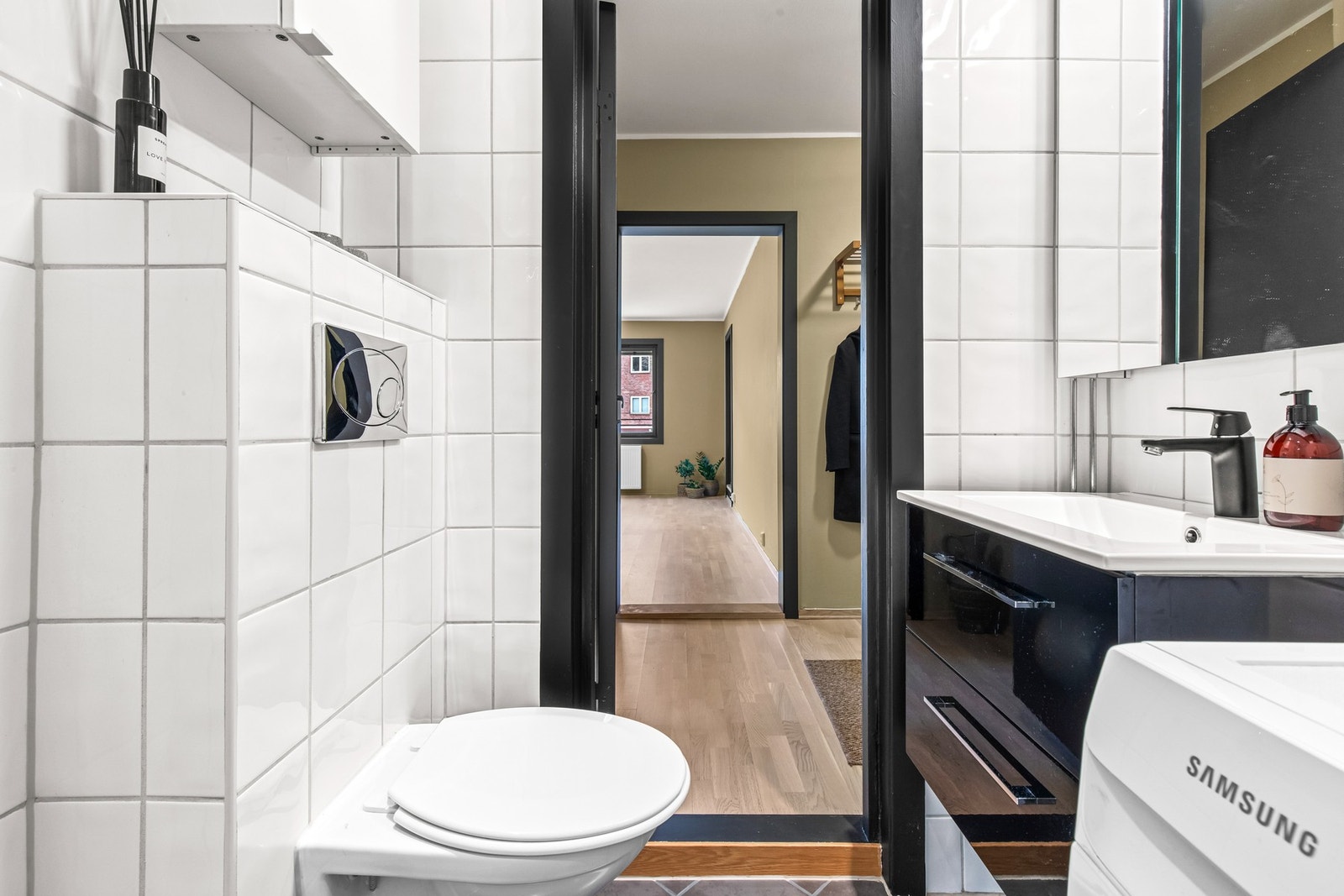 Badet ble oppgradert i 2022 med nye baderomsmøbler, servantseksjon, servant, speilskap, dusjdører, dusjarmatur og nytt dolokk. Galleribilde