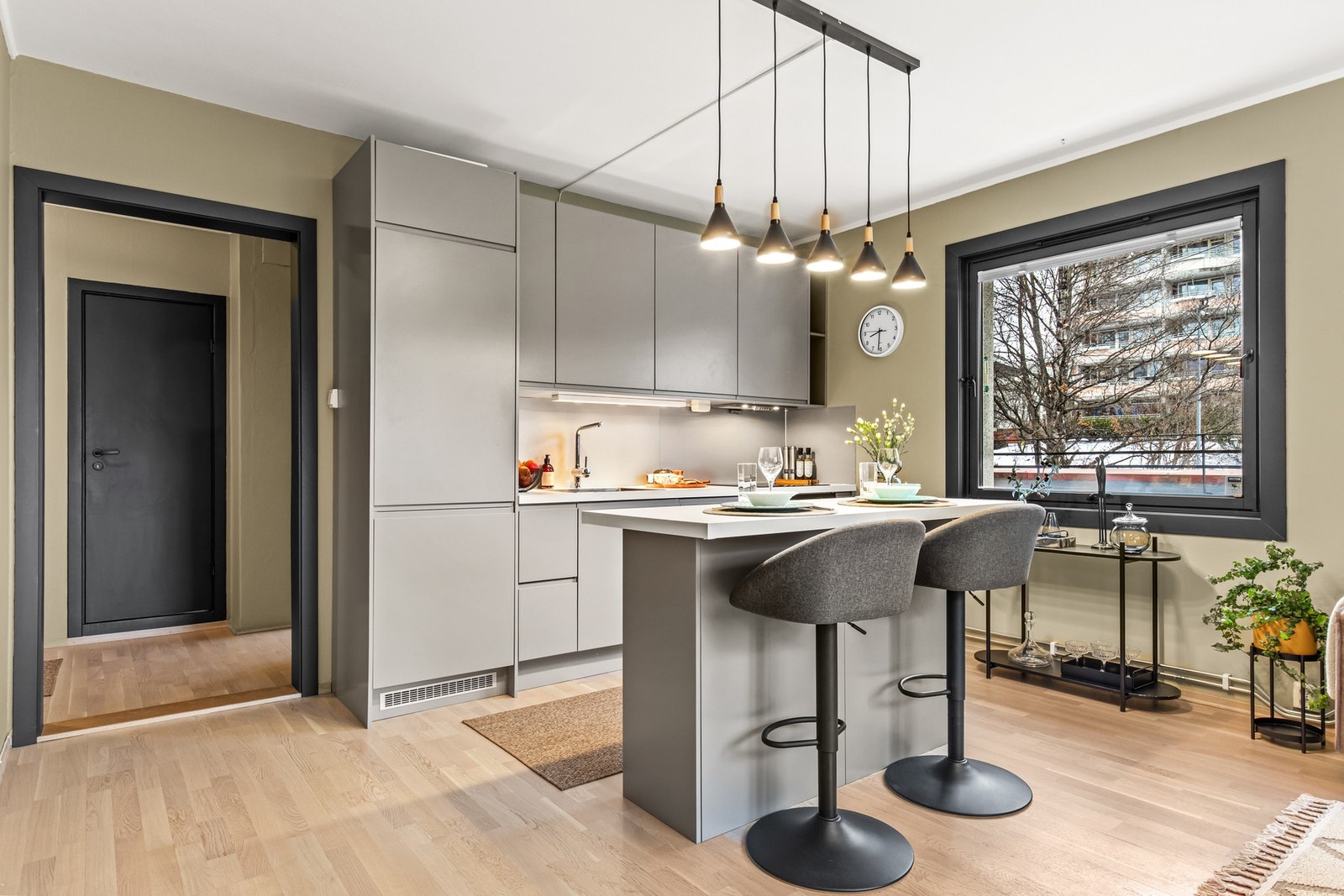 Kjøkkenøy med sitteplasser - perfekt til både hverdagsmåltider og sosiale sammenkomster. Galleribilde