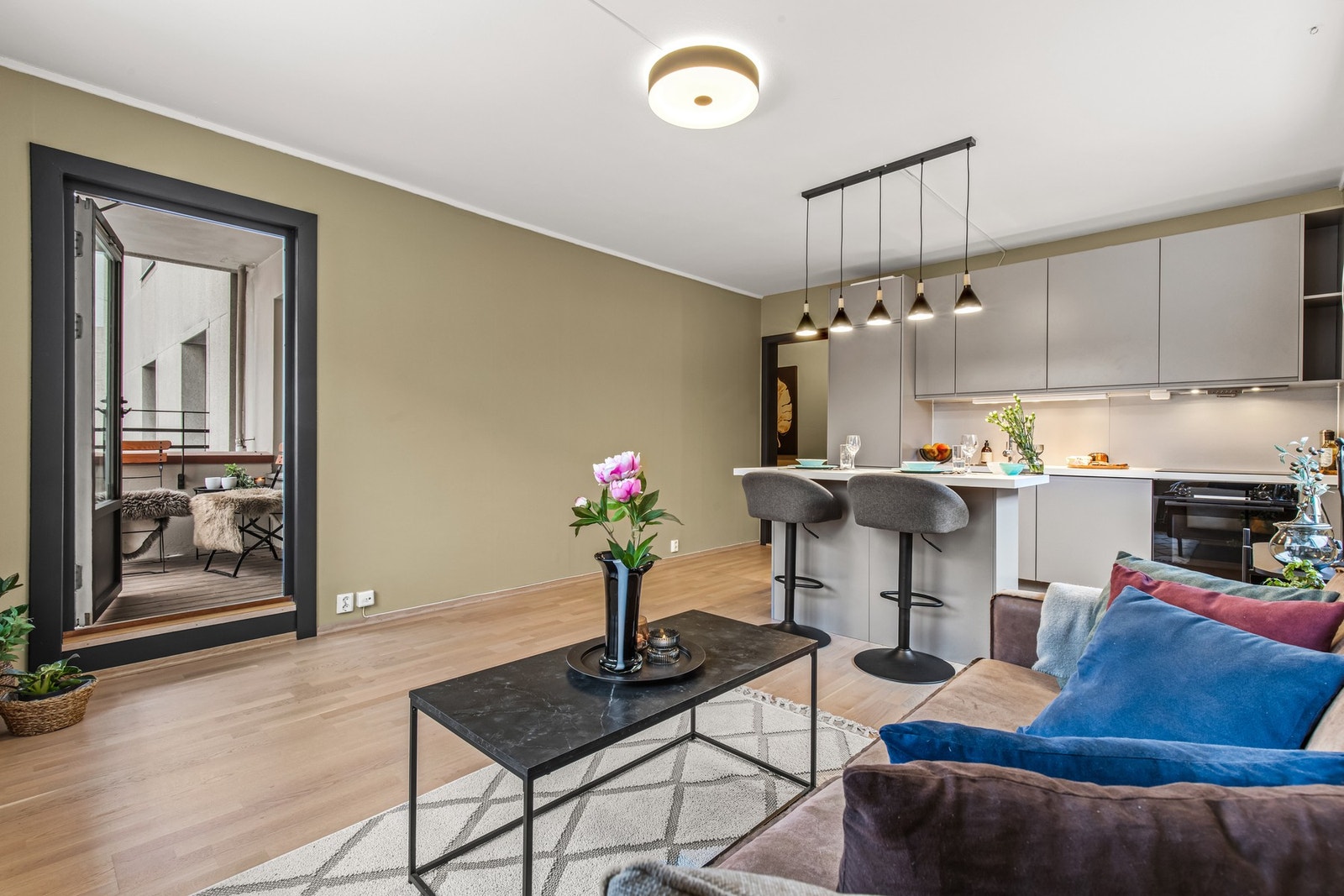 Vegger, dører og lister malt i 2025. Galleribilde