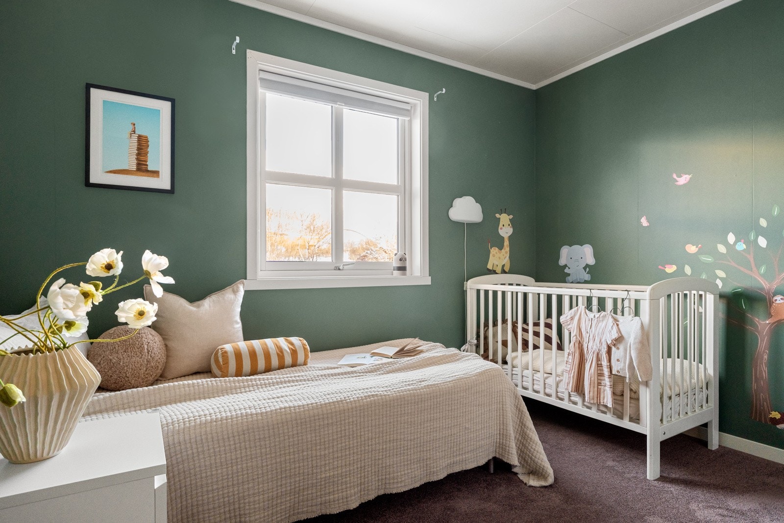 Soverom to er perfekt som barnerom eller gjesterom, rommet har god størrelse og skyvedørsgarderobe.