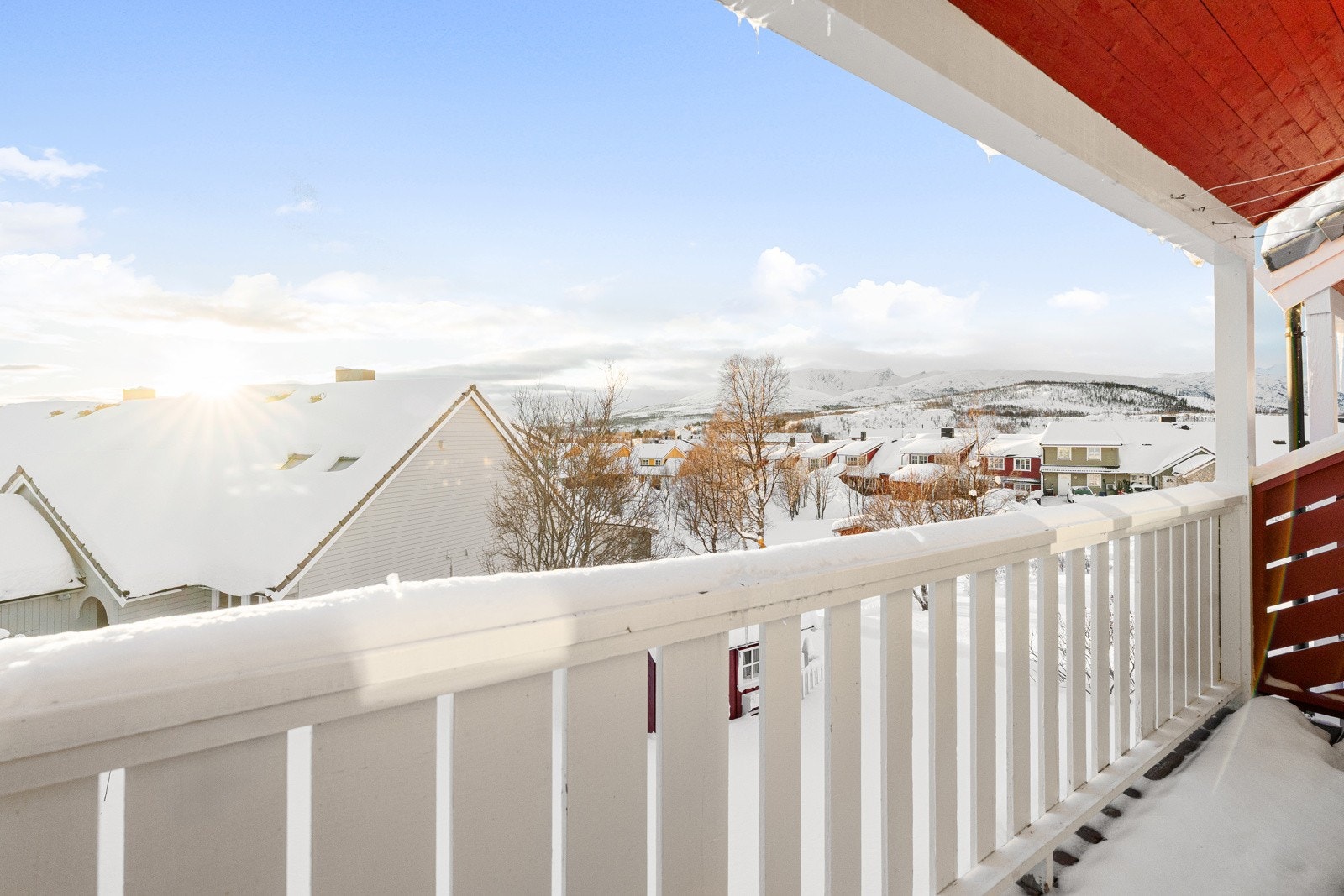 Verandaen er sørvendt med veldig fin utsikt.