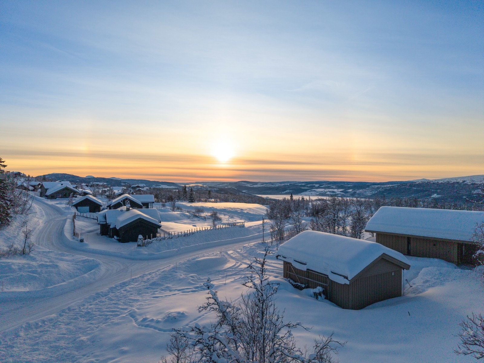 Når det gjelder alpinanlegg har Raudalen stedets mest utfordrende bakker. Om sommeren kan en kortere biltur bringe deg videre inn i fjellheimen med utgangspunkt for fascinerende turopplevelser i Jotunheimen, en båttur på Bygdin eller Gjende med påfølgende Galleribilde