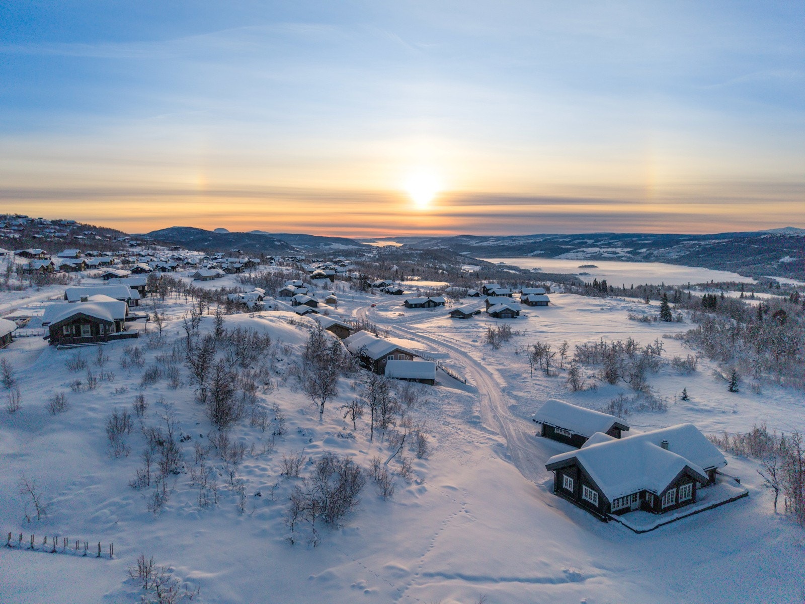Fra eiendommen har du nærmest ubegrensete muligheter hva gjelder skiopplevelser med preparerte skiløyper rett utenfor hytteveggen Galleribilde