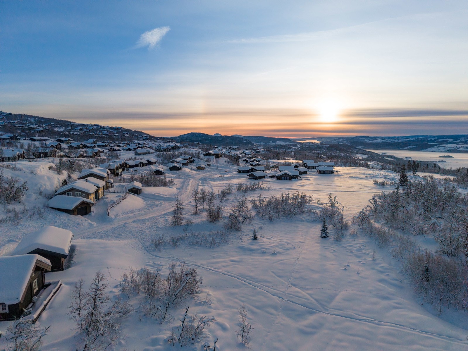 Det er fantastisk utsikt mot Slettefjell, Mugnetind (1738 moh) og Bitihorn (1607 moh) fra de aller fleste tomtene Galleribilde