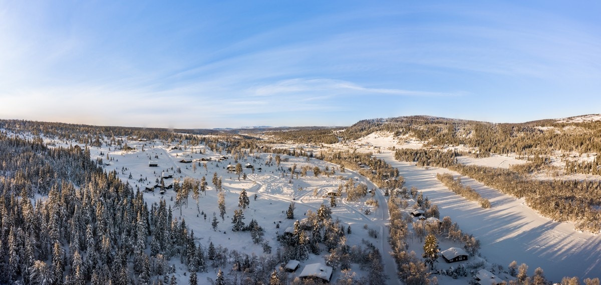 Om du velger å realiseres hyttedrømmen her er det bare å glede seg til vakre, opplevelsesrike dager og avslappende stunder på terrassen. Galleribilde