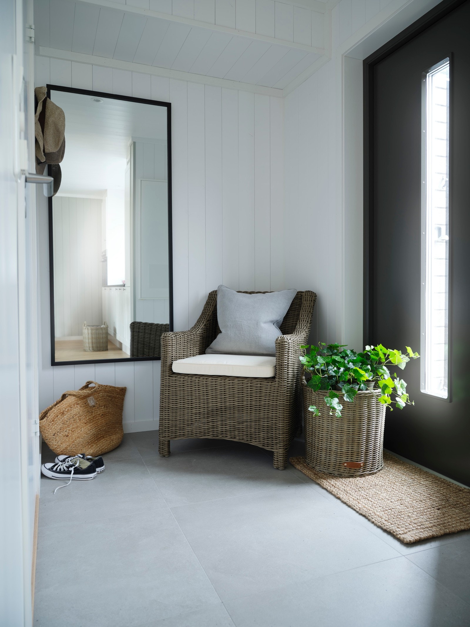 I entreen er det fliser på gulv, samt plass til garderobeskap eller kommode og knagger. Galleribilde