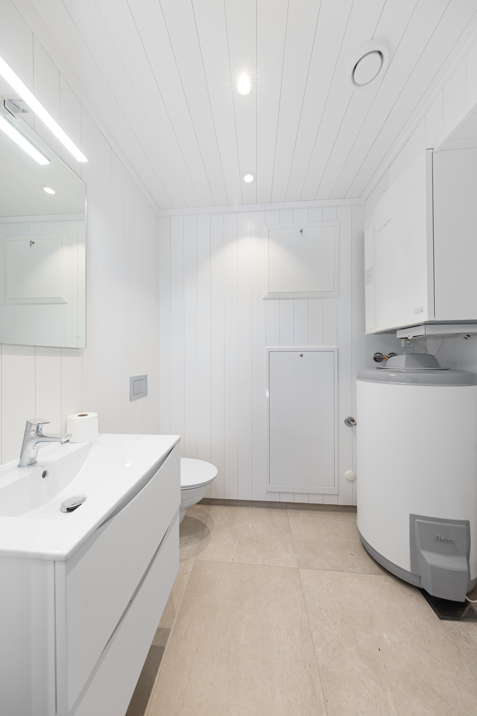 I første etasje i tilknytning til entreen finner man et praktisk vaskesom med WC og servant. Galleribilde