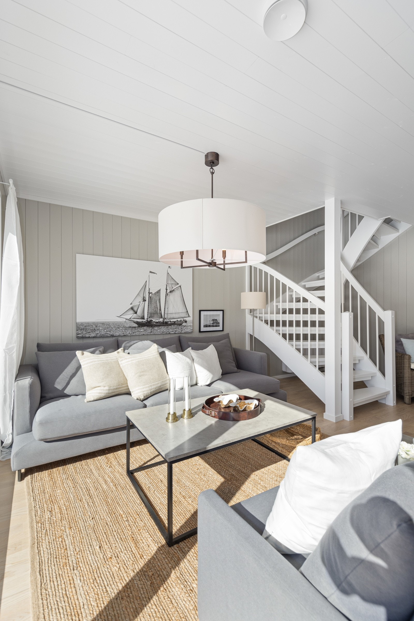 Med en fargepalett inspirert av omgivelsene er det skapt en lun, lys og nordisk interiørstil. Galleribilde