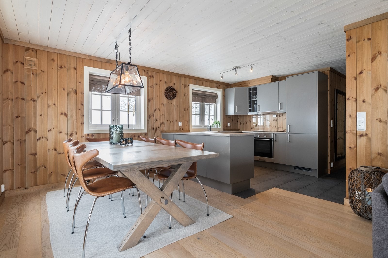 Her er det plass til et langbord og mange gjester. Galleribilde