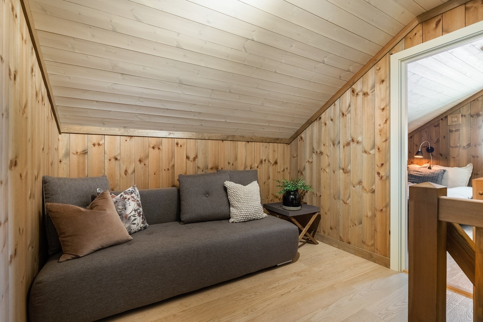 Trappegangen i 2. etasje er romslig og benyttes i dag til en hyggelig loftstue - praktisk plassert ved barnerommene. Galleribilde