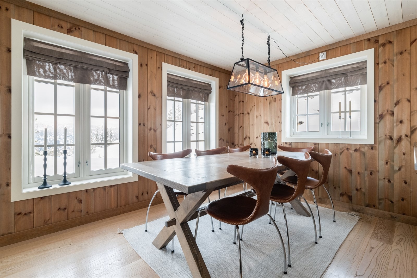 Spisestueplassen ligger fint til med store vindusflater som slipper godt med lys inn. Galleribilde