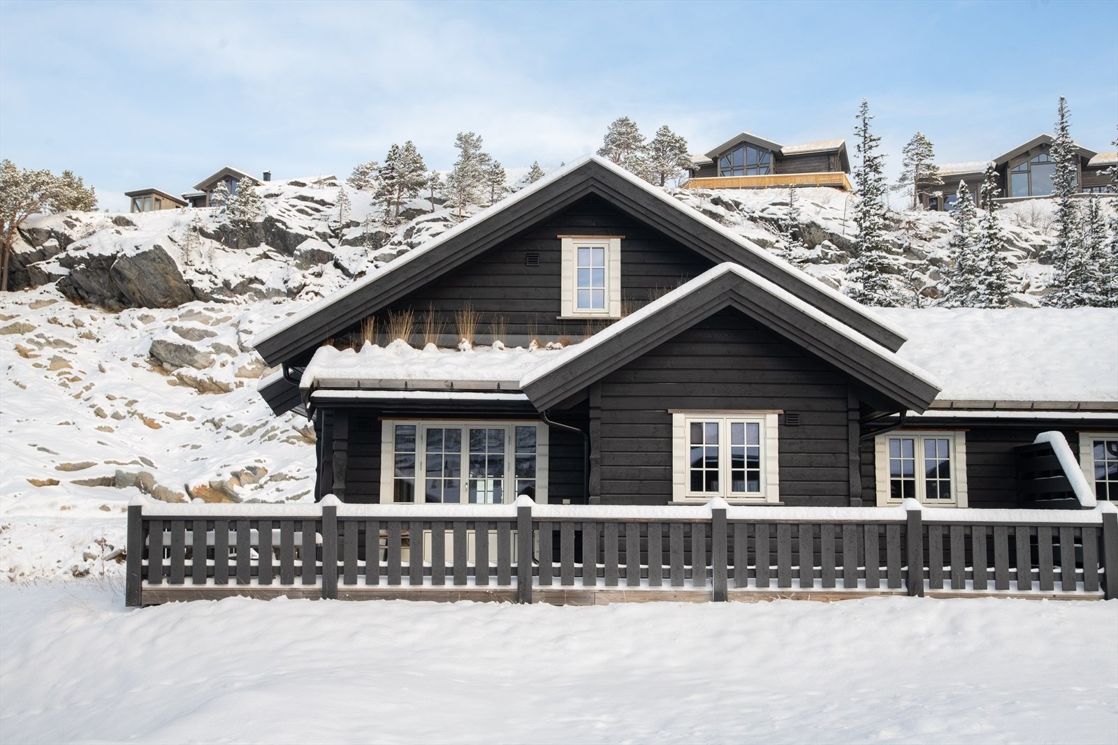 Beliggende mot sydvest har fritidsboligen en deilig terrasse hvor utsikten mot Gaustatoppen kan nytes fra solveggen. Galleribilde