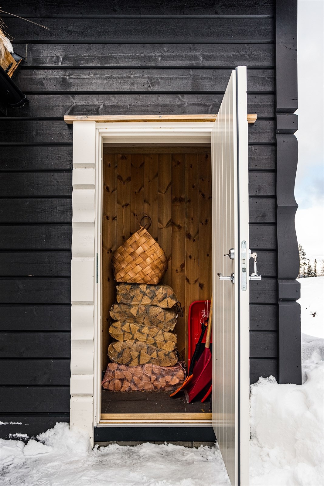 I boden er varmtvannstanken og rørskapet plassert. Det er flis på gulv med sluk. Galleribilde