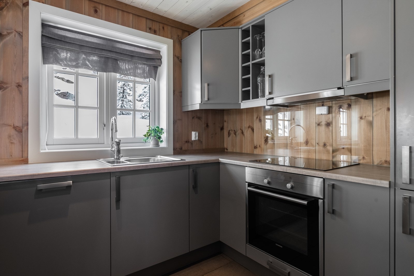 Innredningen har ventilator og integrerte hvitevarer som oppvaskmaskin, kjøl- og fryseskap, samt komfyr og platetopp. Galleribilde