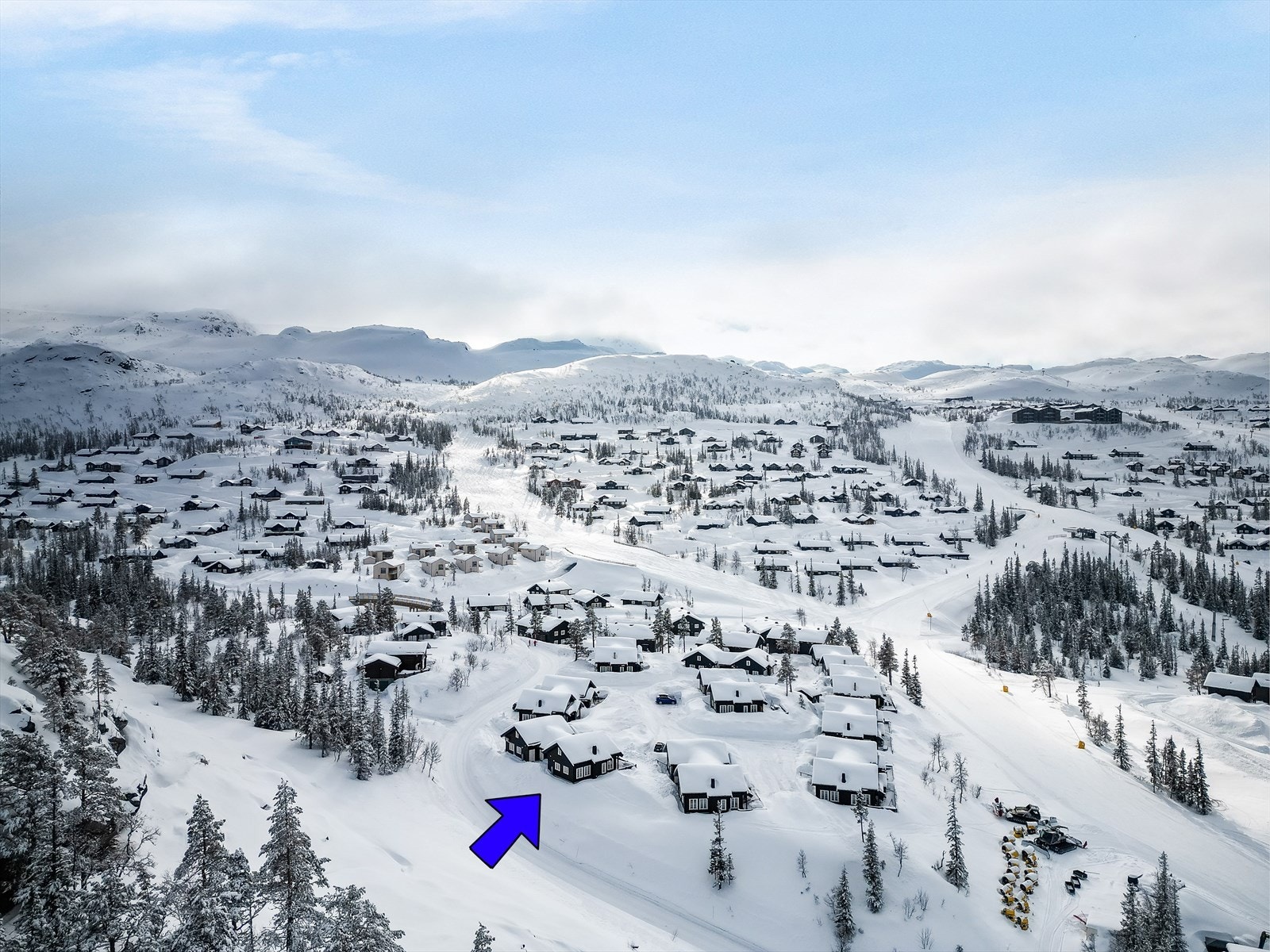 Skianlegget på Gaustablikk har tilbud for hele familien med 35 nedfarter av ulike lengder og vanskelighetsgrader, samt 13 heiser inkludert 2 stolheiser. Nærområdet byr også på til sammen 85 kilometer med langrennsløyper. Galleribilde