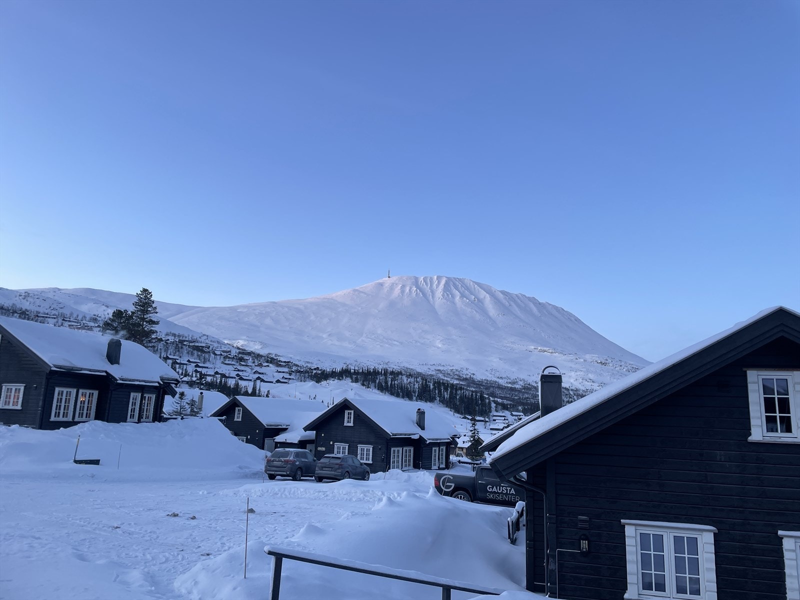 Beliggende med flott utsikt mot Gaustatoppen! privat bilde - utsikt fra terrasse Galleribilde