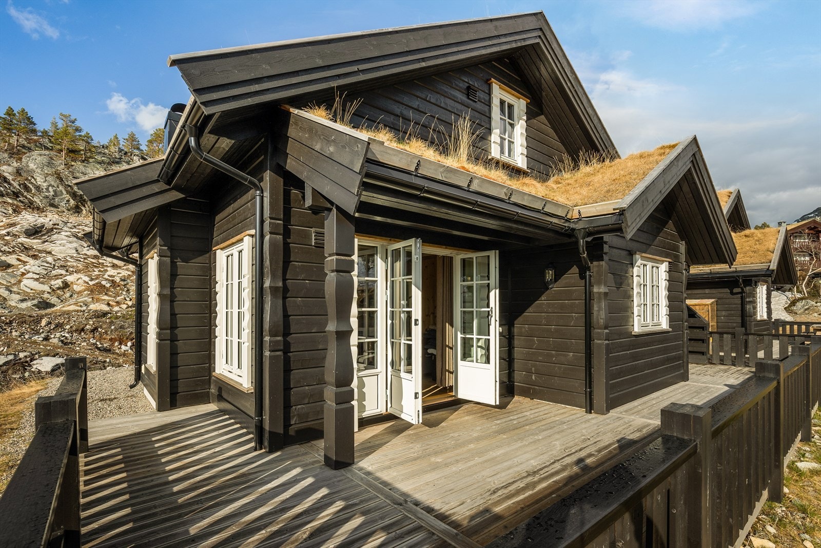 Via en flott to-fløyet verandadør i glass er det inngang til stuen. Terrassen har god plass til diverse utemøblement. Galleribilde