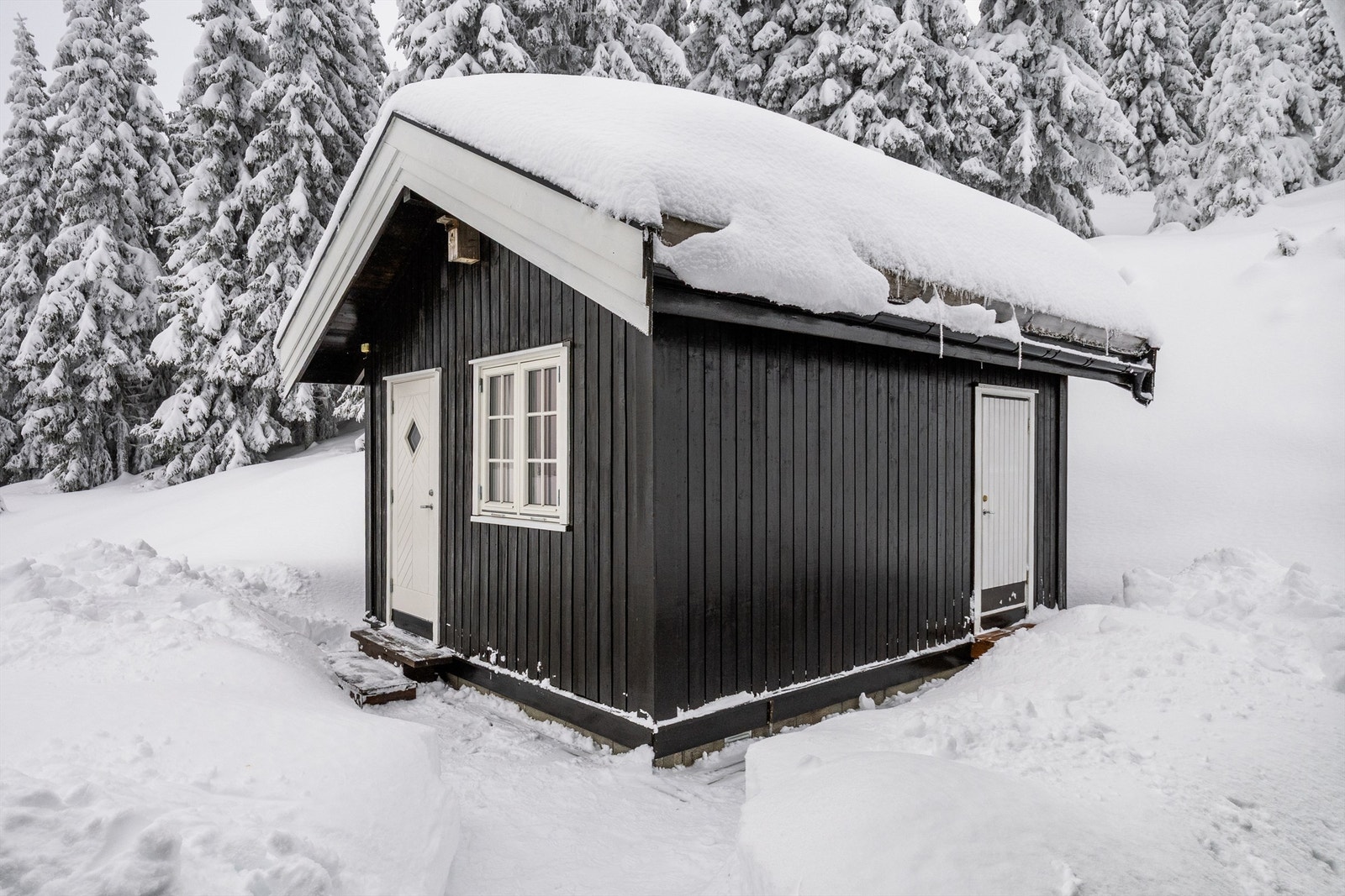 I tilknytning til hytta er det også et anneks med ekstra sengeplasser og en bod. Galleribilde