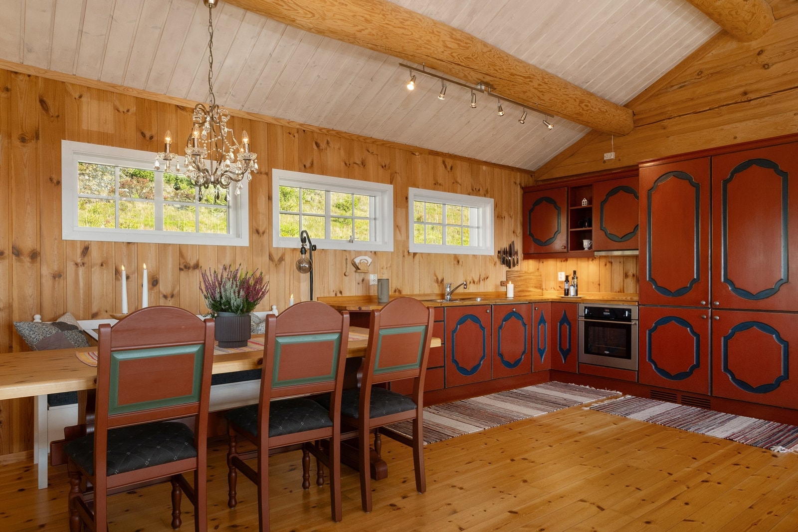 Kjøkkenet har god plass til langbordet som rommer hele familien. Galleribilde