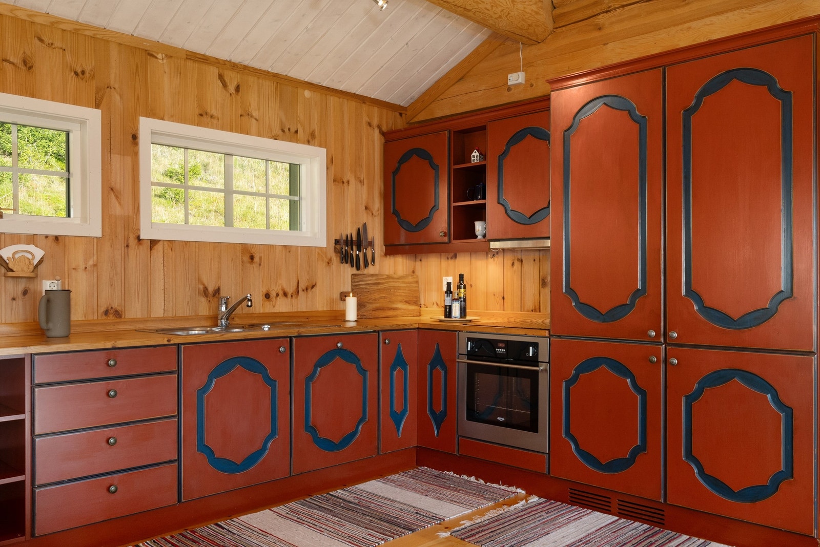 Kjøkken med god benk og skapplass. Galleribilde